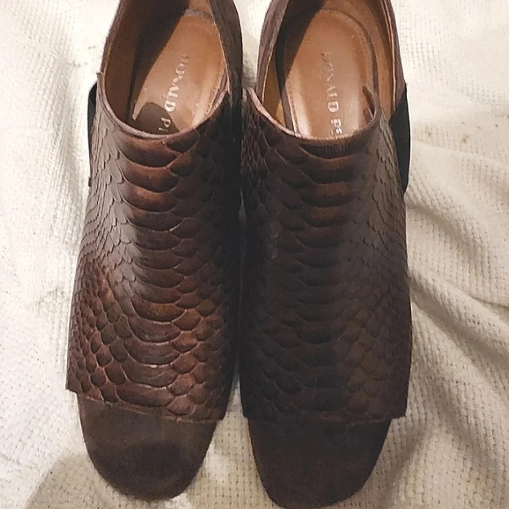 Donald Pliner Lizzie Snake heels.8.5‎